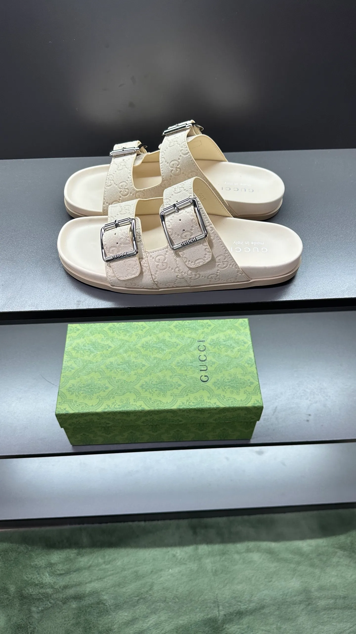 [G Home New Style] P: 320💰Men's size 39~45, (46. Customized) This slipper is made of GG polyester fiber and is decorated with a Gucci label on the front, which adds a striking logo feel to the style. "Gucci Made in Italy" stamped label Rubber sole Flat Made in Italy